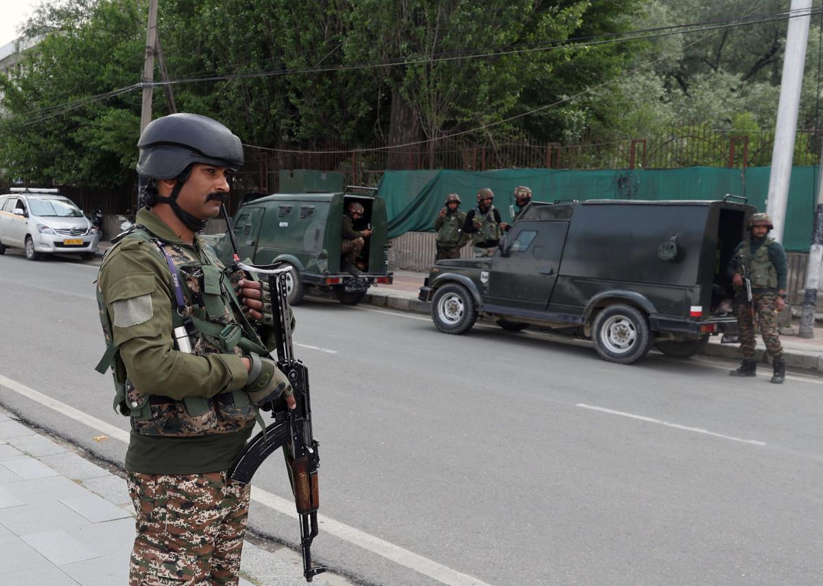 fico01 EPA Farooq Khan.jpg