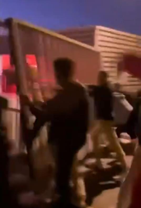 Huligani srušili ogradu i krenuli da nađu Gudelja i saigrače