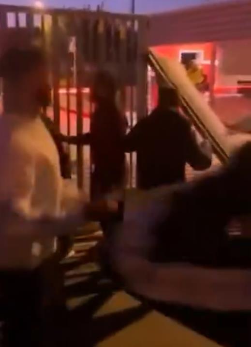 Huligani srušili ogradu i krenuli da nađu Gudelja i saigrače