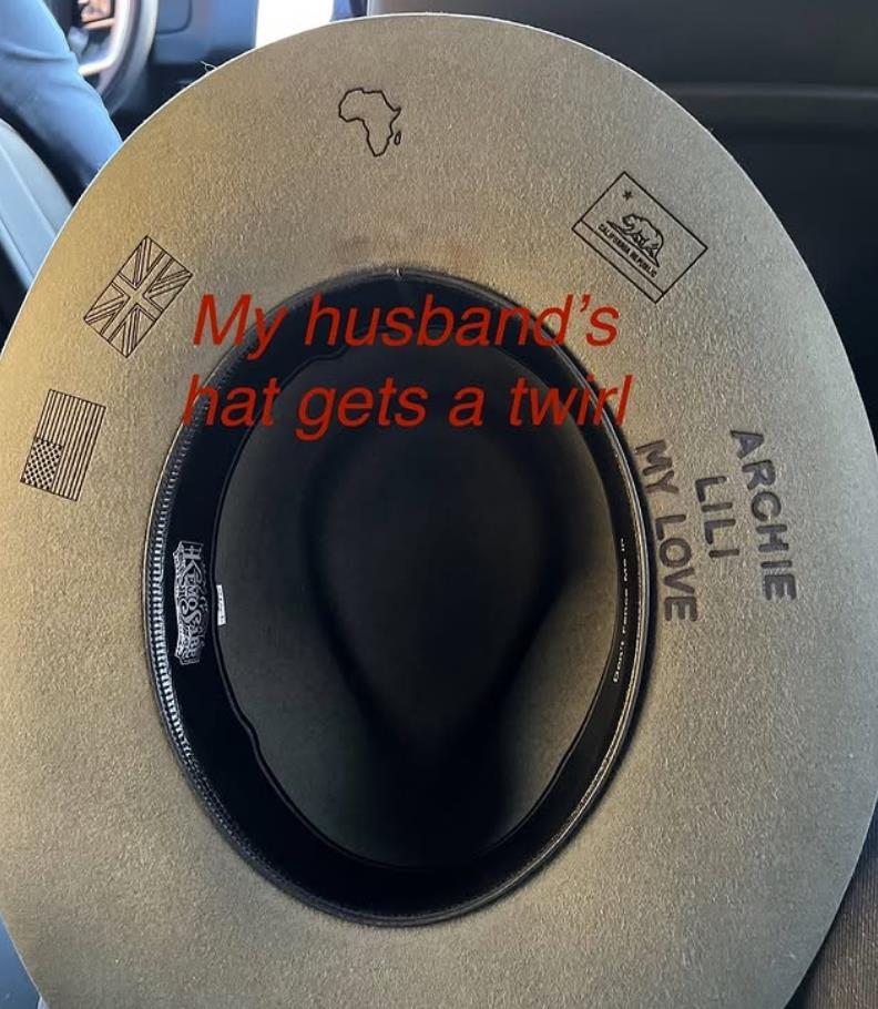 Princ Hari na šeširu ispisao imena njihove dece