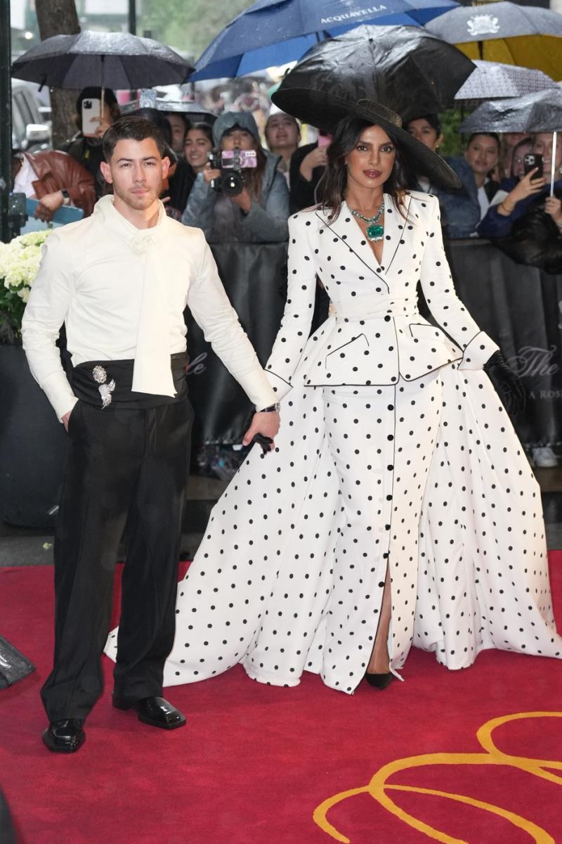 Prijanka Čopra nosila najveći smaragd na svetu profimedia-0995476932.jpg