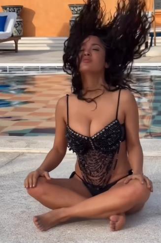 Salma Hajek, bikini fotografije.jpg