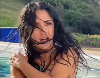 Salma Hajek, bikini fotografije.jpg