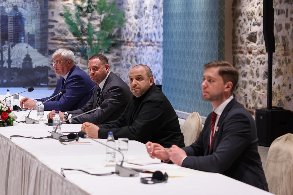 101 EPA Handoutturkish Foreign Ministe.jpg