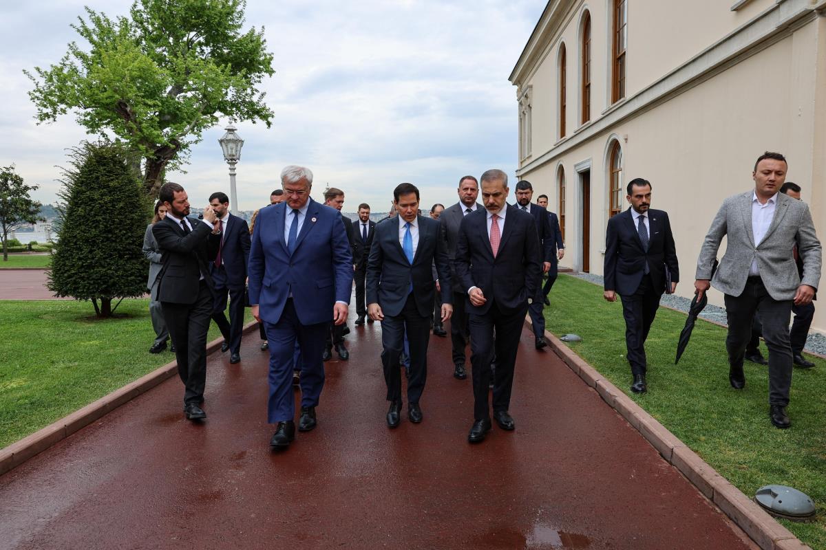 102 EPA Handoutturkish Foreign Ministe.jpg