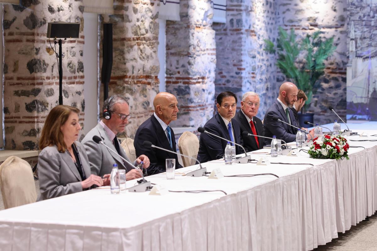 104 EPA Handoutturkish Foreign Ministe.jpg