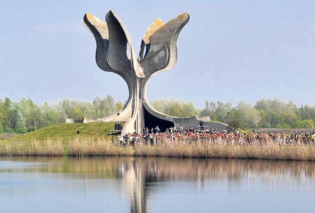 Spomenik na mestu nekadašnjeg logora Jasenovac gde je pobijeno više stotina hiljada Srba