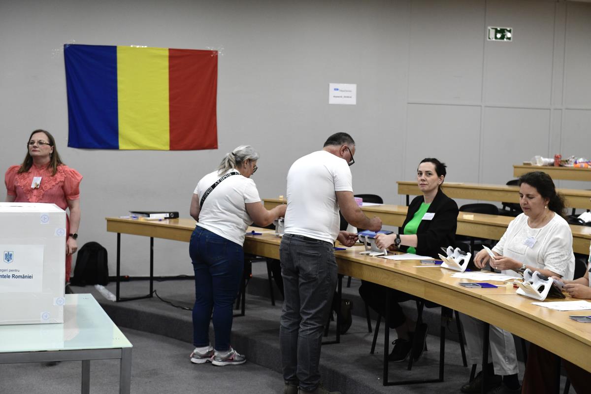 102 EPA Victor Lerena.jpg