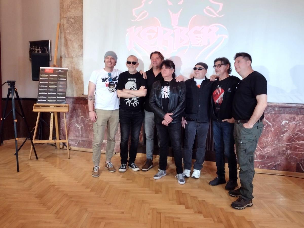 Kerber grupa sa scenaristom, rediteljem.jpg