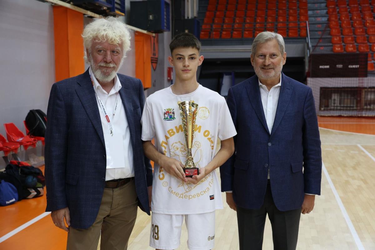 Zoran Blagojević i Johanes Han dodela pehara.jpeg