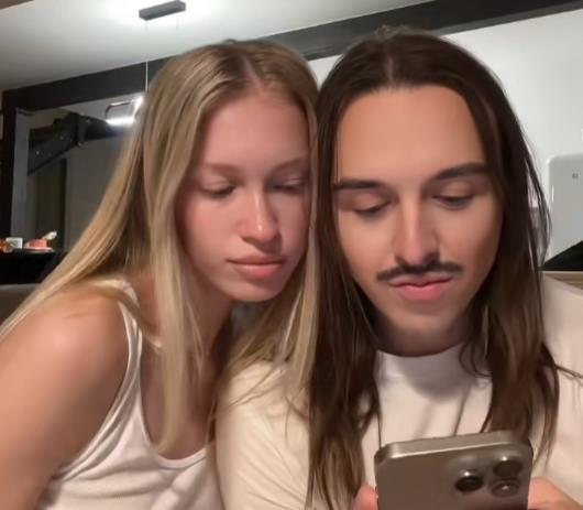 Tomi Keš sa devojkom