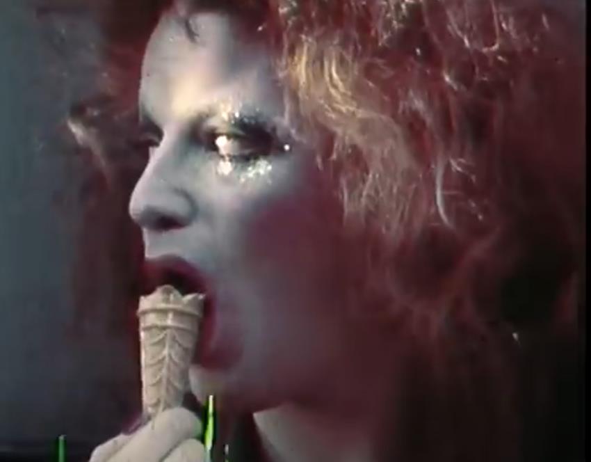 Dušan Makavejev je u ostvarenju „W. R. - misterije organizma“ (1971) doveo pred kamere poznatog njujorškog transvestita Džeki Kertis, prijatelja Endija Vorhola