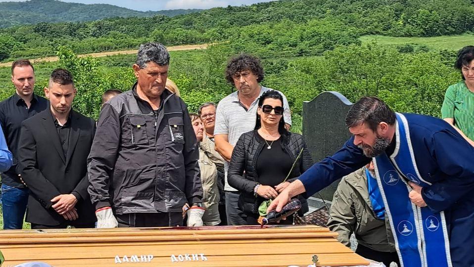 2025-05-22 16_40_52-WhatsApp.jpg