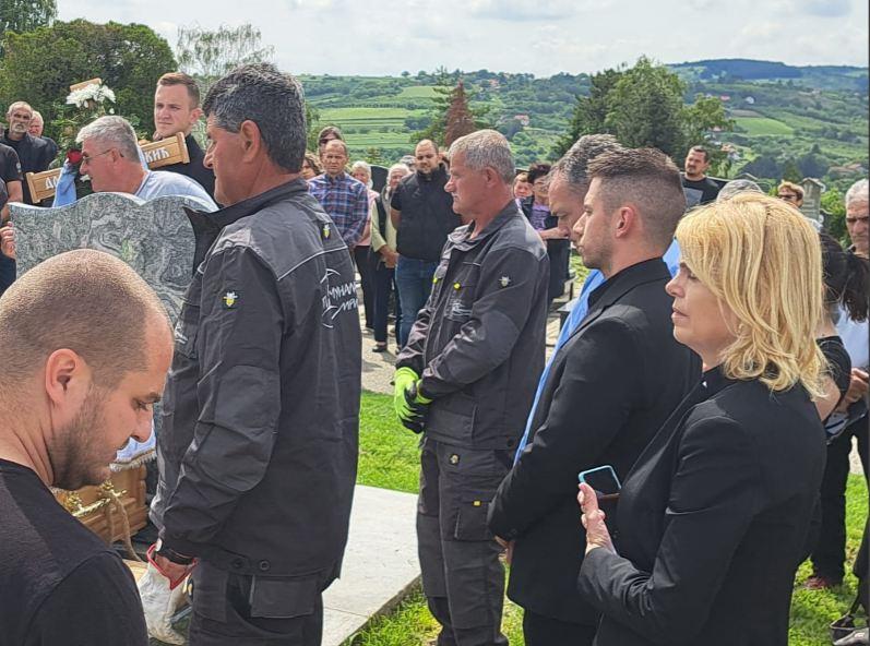 2025-05-22 16_42_01-WhatsApp.jpg