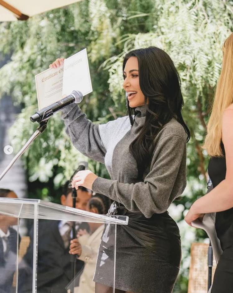 Kim Kardašijan drži govor na završnoj ceremoniji