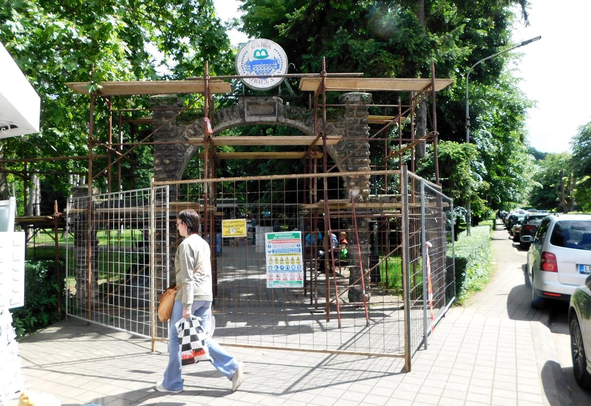 BANJA KOVILJAČA -Glavna kapija nestabilna.JPG