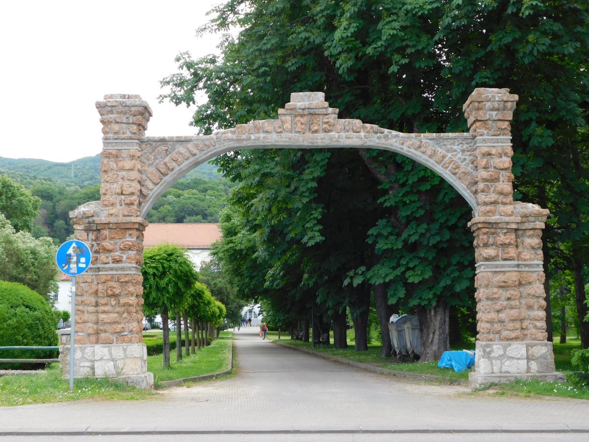 BANJA KOVILJAČA -Jedna od kapija je obnovljena.JPG