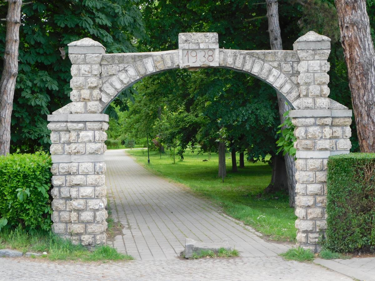 BANJA KOVILJAČA -Jedna od kapija iz 1938..JPG
