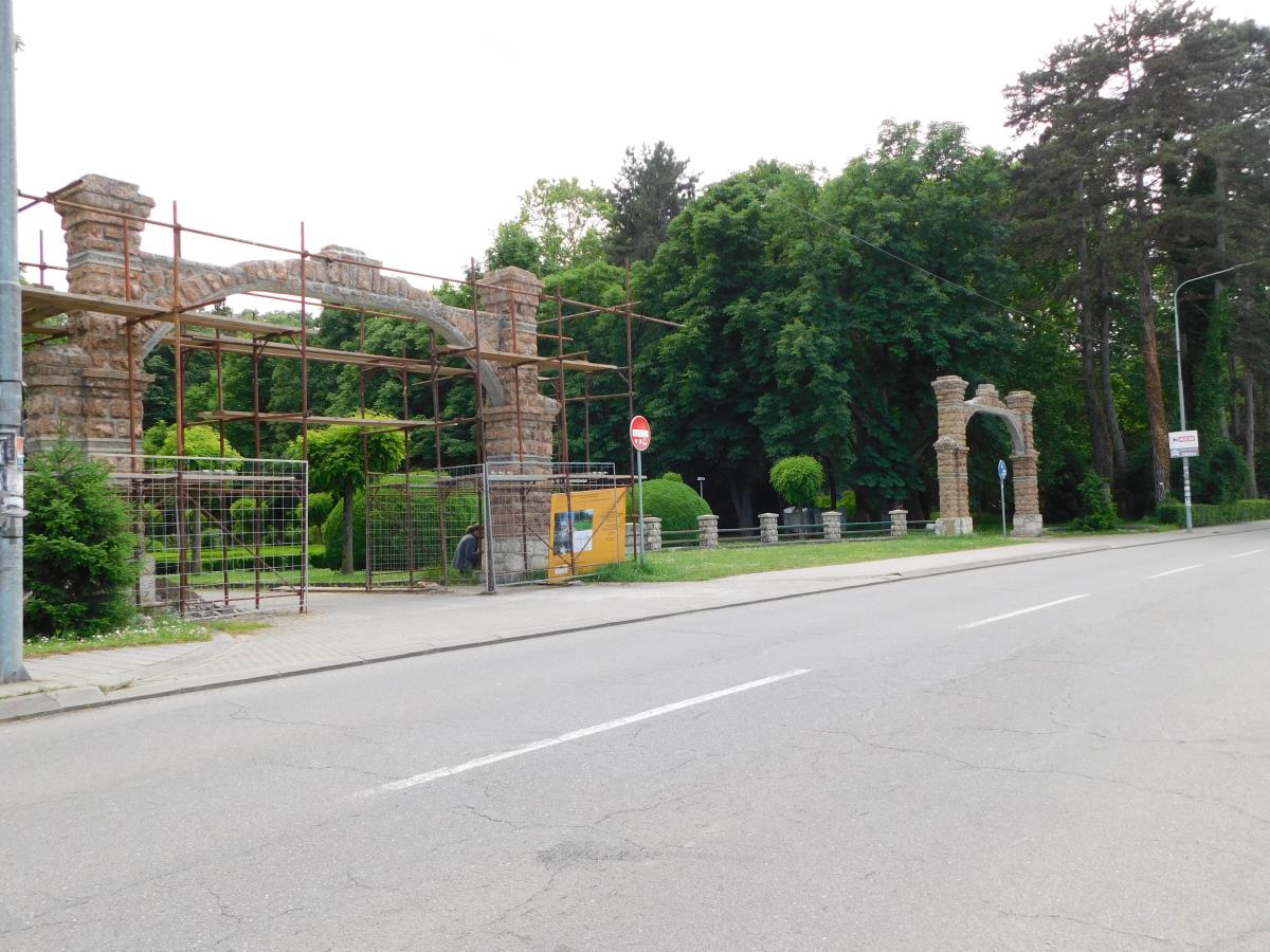 BANJA KOVILJAČA -Kapije kod Kur-salona.JPG