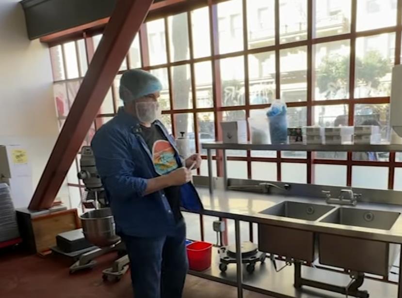 Teško bolesni Dag pomaže u pakovanju hrane za narodne kuhinje