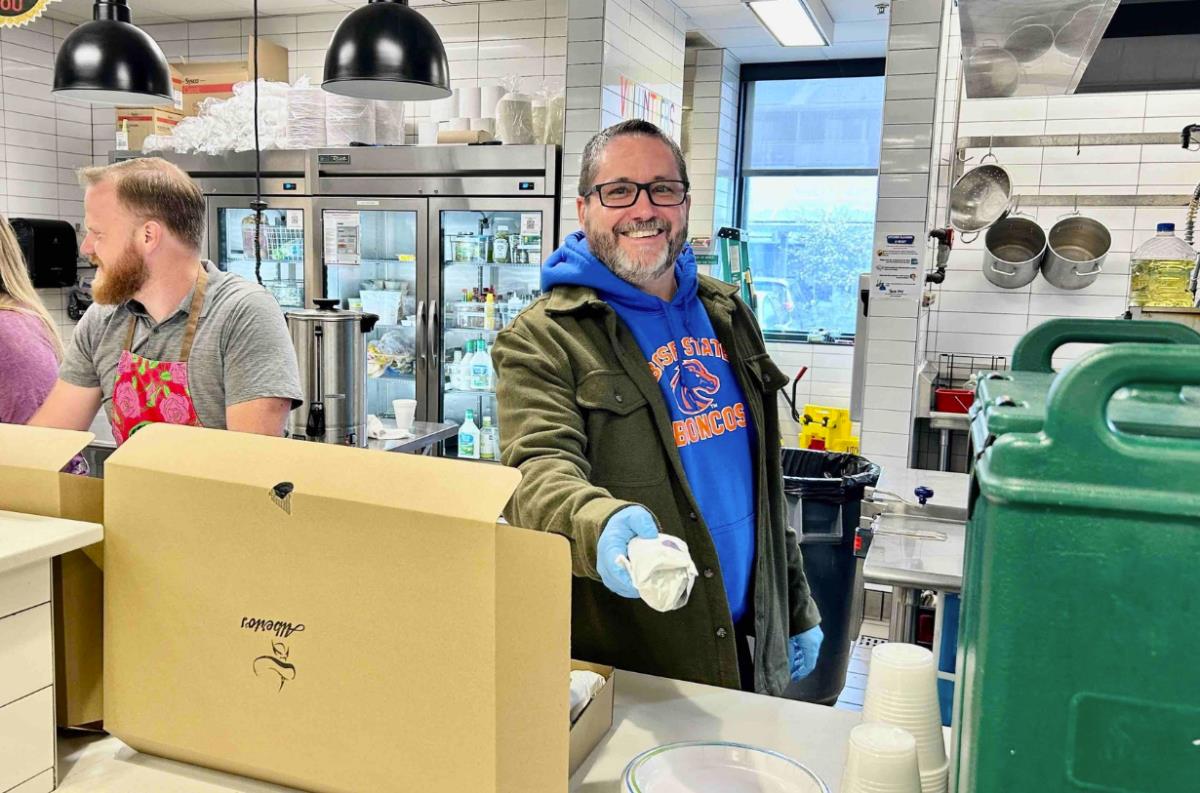 ScreenshotTeško bolesni Dag pomaže u pakovanju hrane za narodne kuhinje