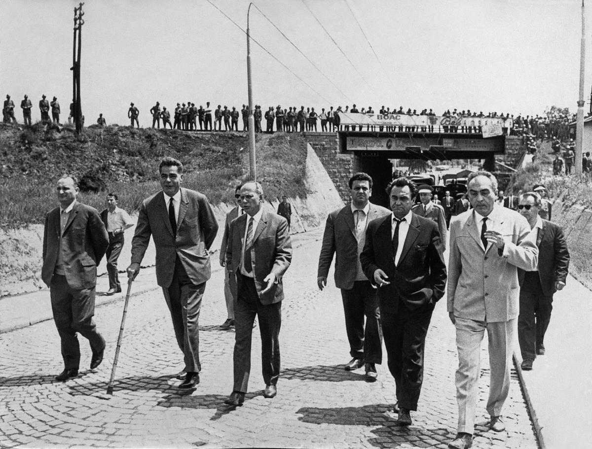 Партијско политичко руководство (В. Влаховић, М. Минић, Б.Пешић, М. Печујлић, С. Затезало) долази да разговара са студентима, 1968. Фото_ .jpg