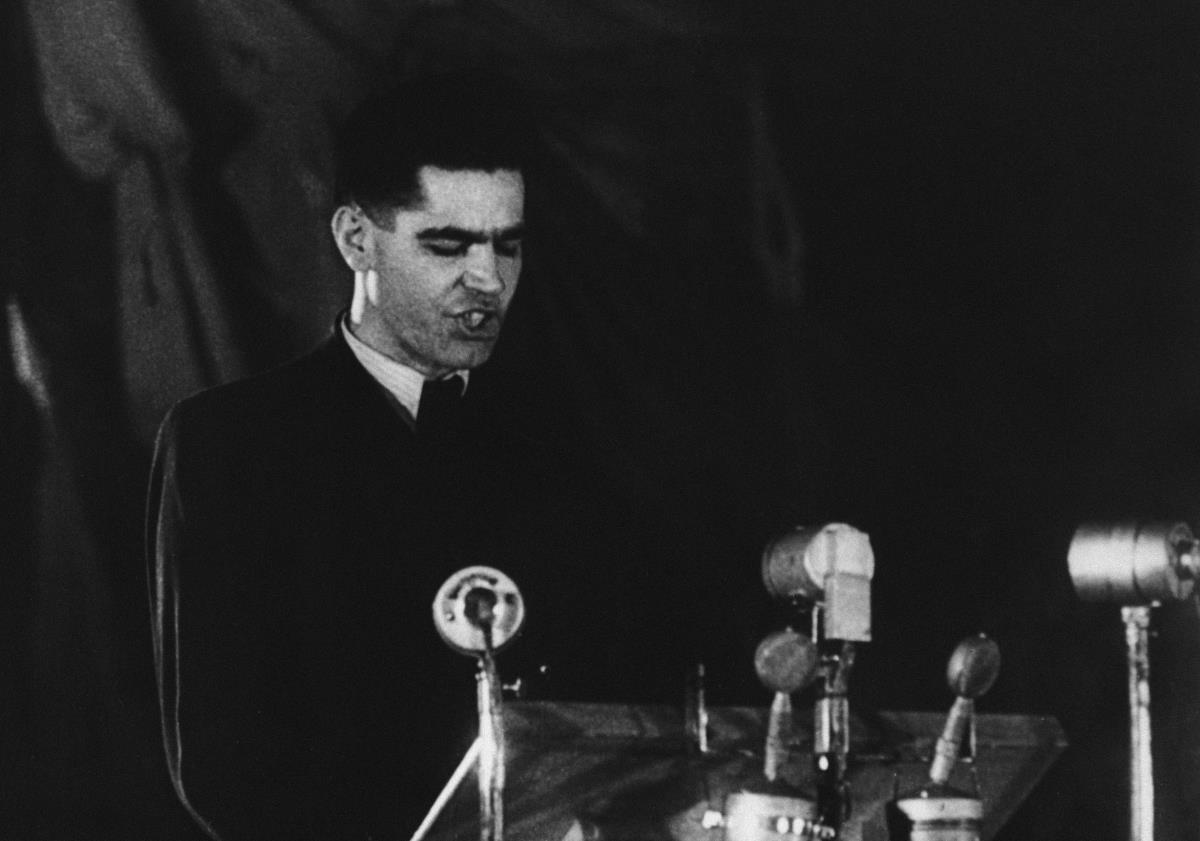 Вељко Влаховић држи говор на састанку Свесловенског комитета у Москви, четрдесете године 20. века. aj512-XLI-0022 + dokument.jpg