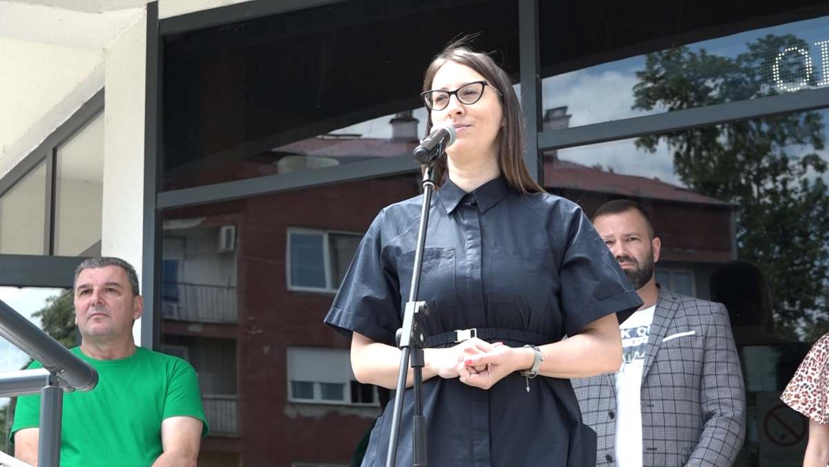 Maturante pozdravila predsednica Opštine.jpg