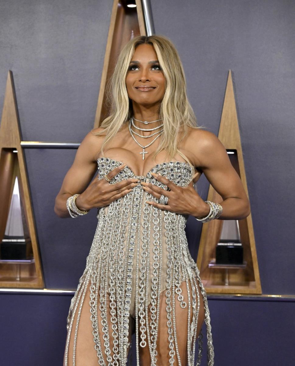 Sijera držala grudi da joj ne ispadnu profimedia-1003674759.jpg