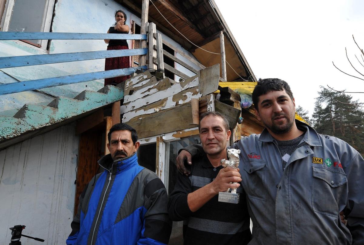 Nazif Mujić sa komšijama profimedia-0154362600.jpg