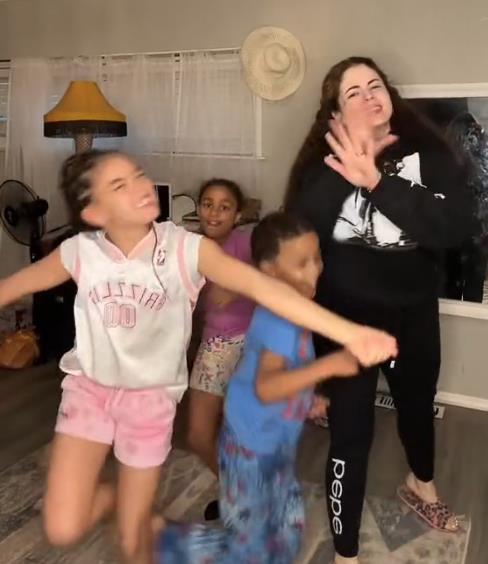 Ima 11 dece sa 8 muškaraca 5.png