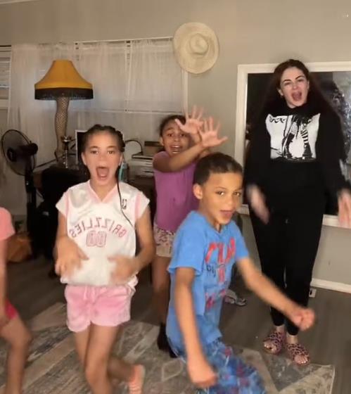 Ima 11 dece sa 8 muškaraca 4.png