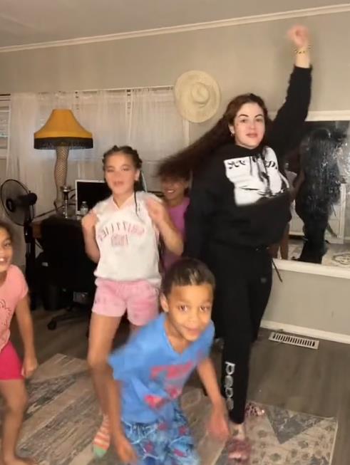 Ima 11 dece sa 8 muškaraca 3.png