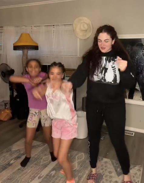 Ima 11 dece sa 8 muškaraca 2.png