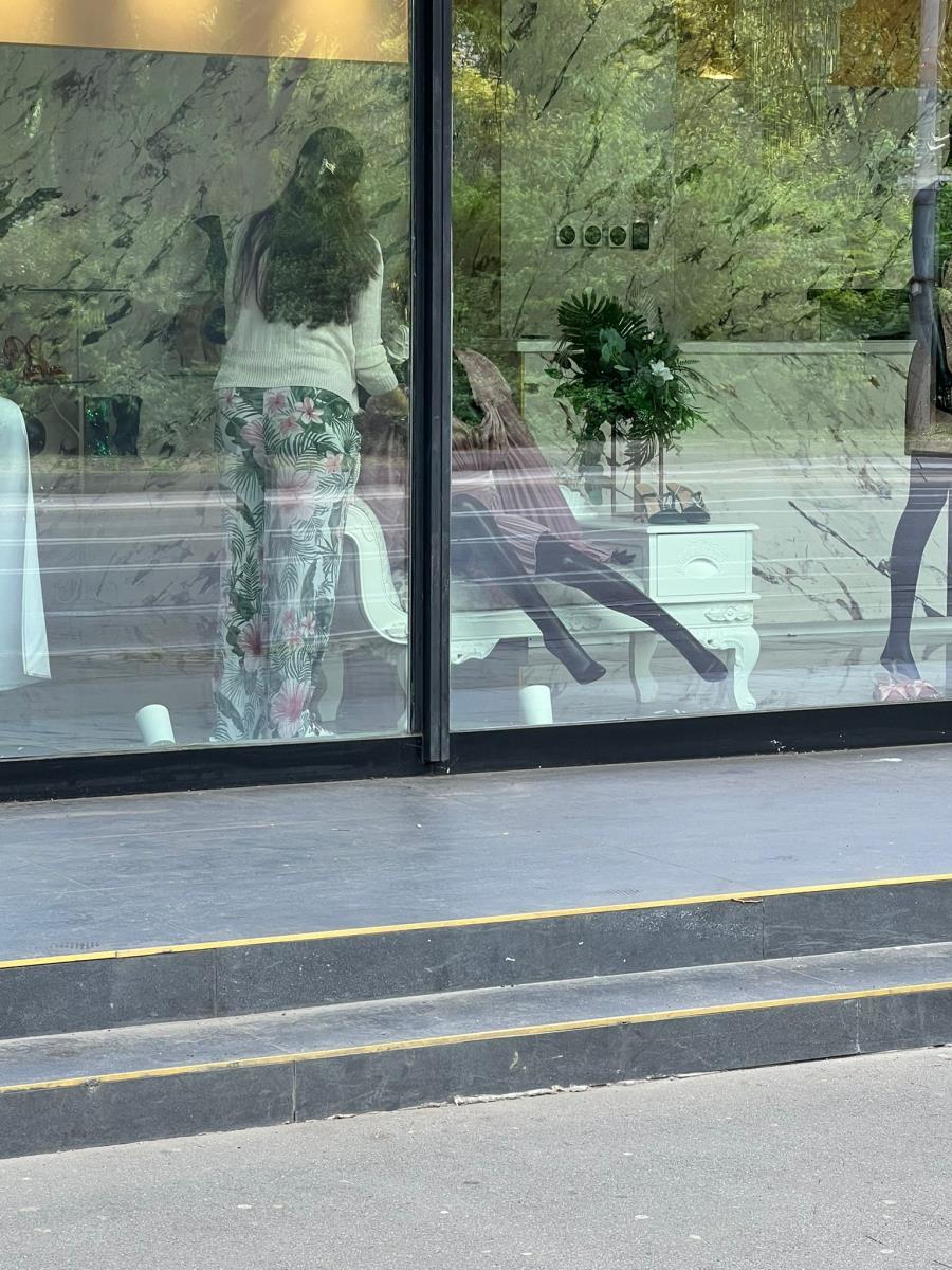 Lažni sjaj Dijane Dilajn! Kurir zavirio u njene račune