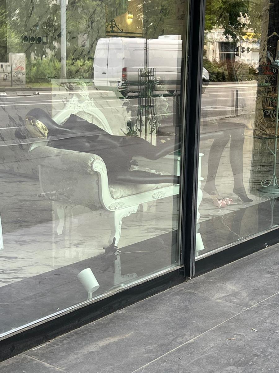 Lažni sjaj Dijane Dilajn! Kurir zavirio u njene račune