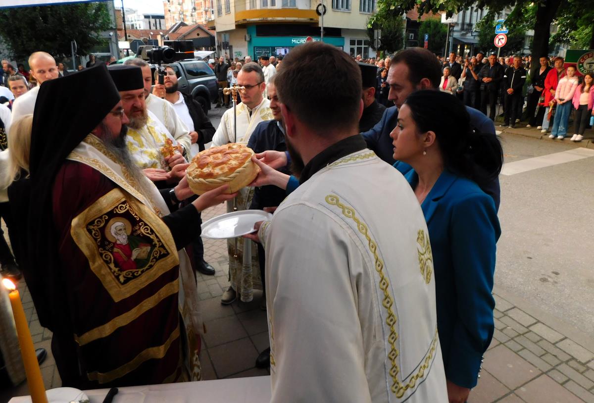 LOZNICA - Lomljenje slavskog kolača.JPG