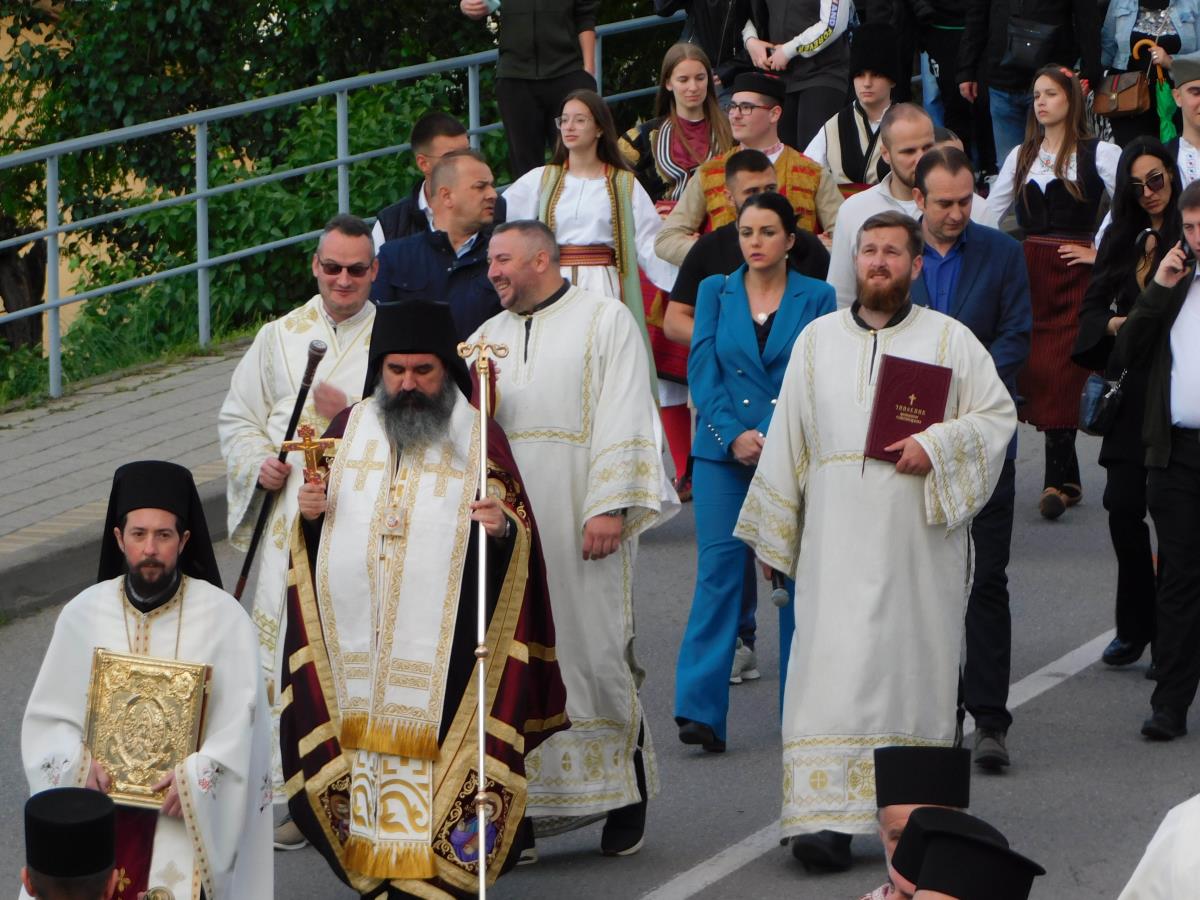 LOZNICA - U litiji vladika i rukovodstvo grada.JPG