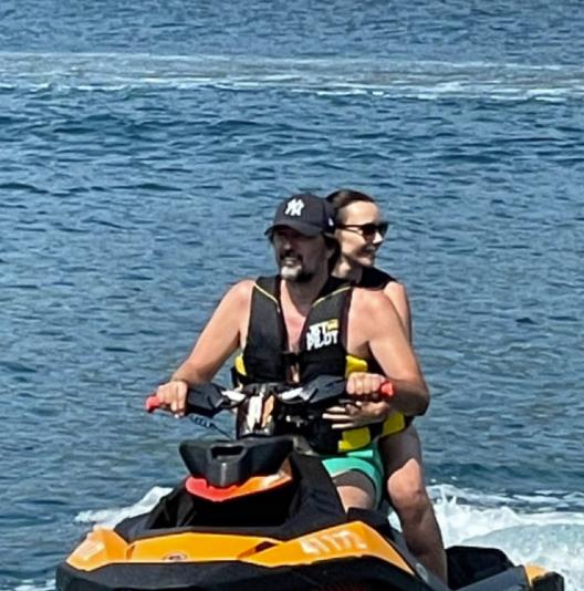 Vojin Ćetković Sloboda Mićalović na letovanju voze gliser