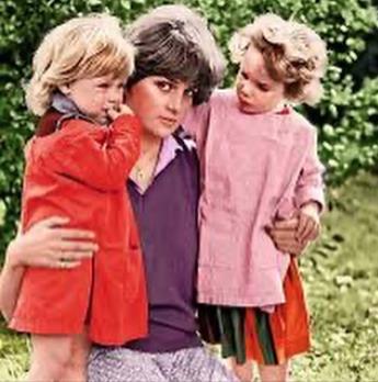 Princeza Dajana sa decom u školi.jpg