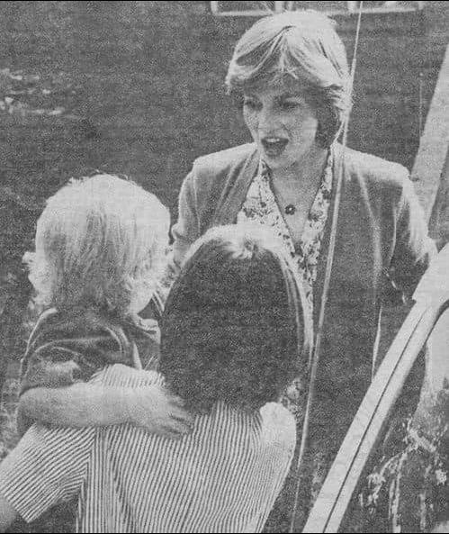 Princeza Dajana sa decom u školi, crno bela fotografija.jpg