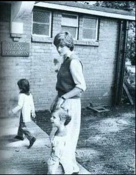 Princeza Dajana sa decom u školi, crno bela fotografija.jpg