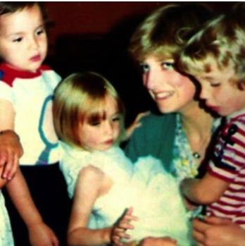 Princeza Dajana sa decom u školi.jpg