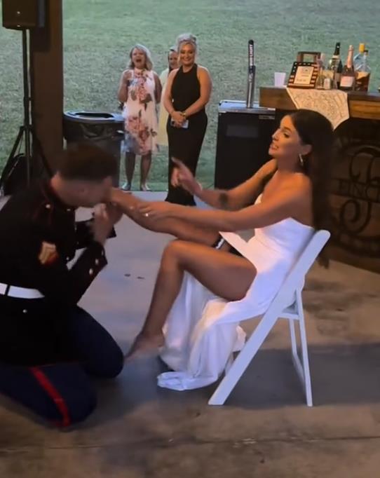 Mladoženja skida podvezicu zubima