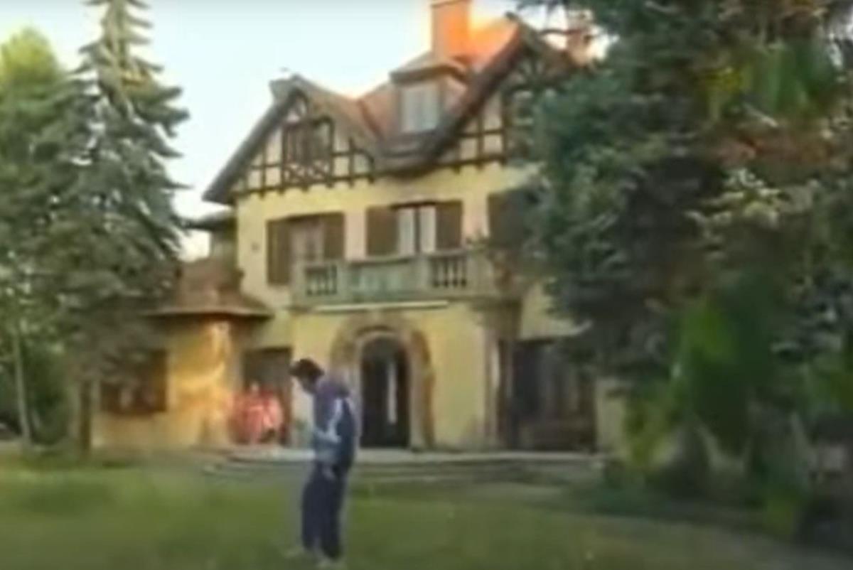 2025-06-07 08_16_37-Pogledajte ko je vlasnica najpoznatije kuće na Dedinju u Beogradu - Blic.jpg