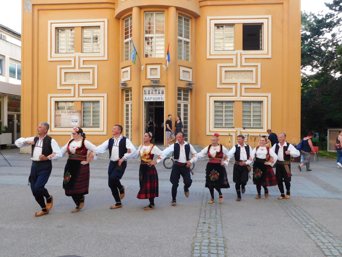 LOZNICA - Godine su prolazile ispred Vukovog doma kulture.JPG