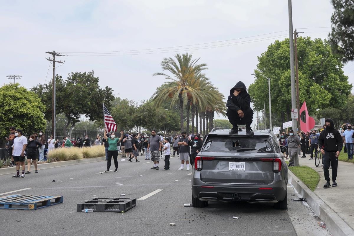 x08 EPA Allison Dinner.jpg