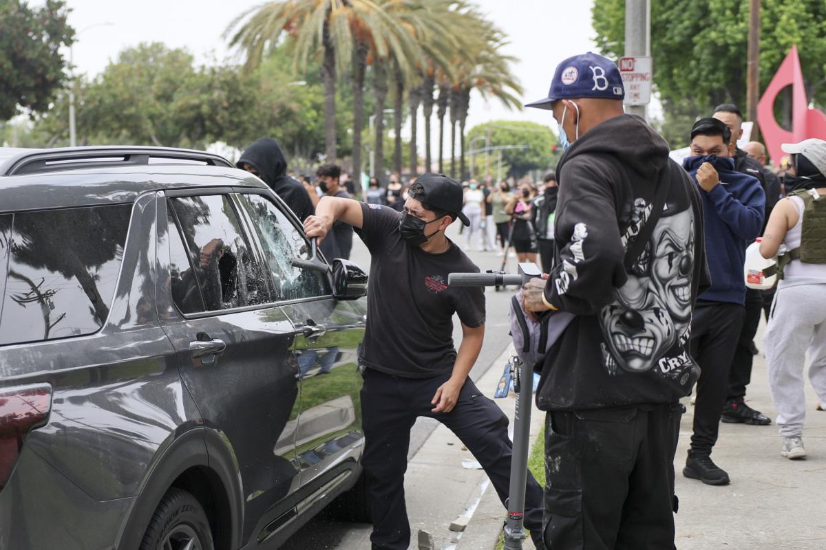 x09 EPA Allison Dinner.jpg