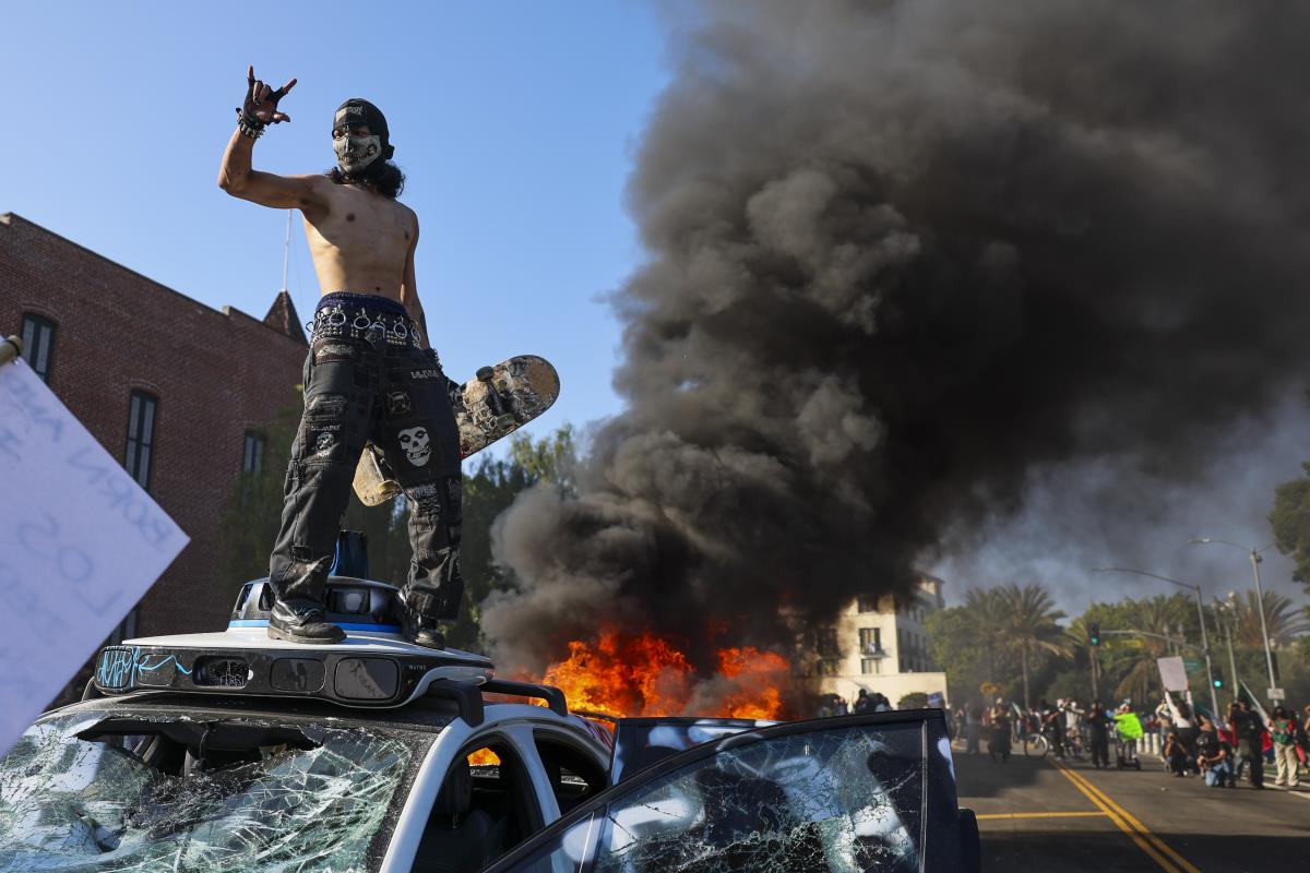 x09 EPA Allison Dinner.jpg