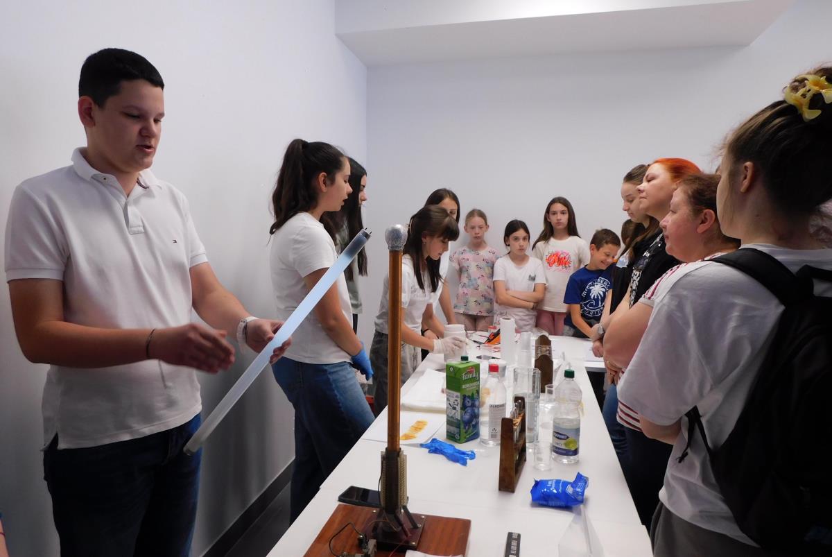 LOZNICA - Na Sajmu nauke.jpg